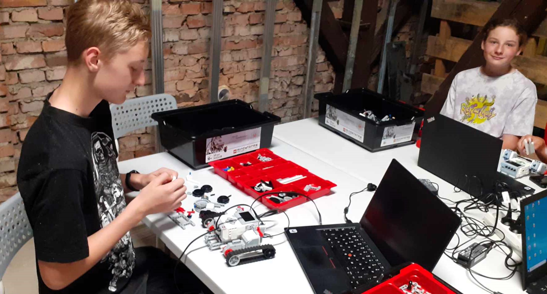 Dzieci budujące robota