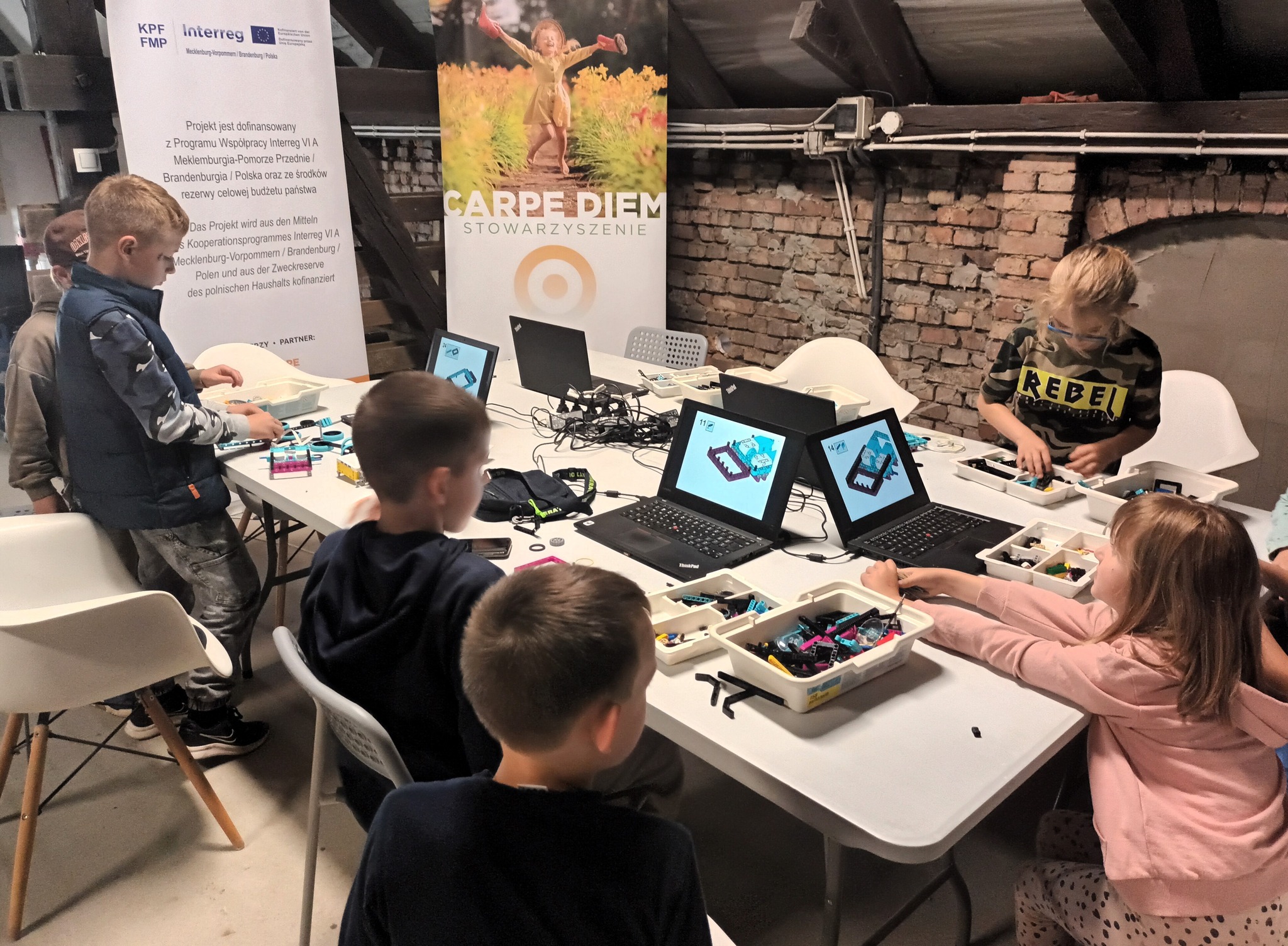 Dzieci budują roboty